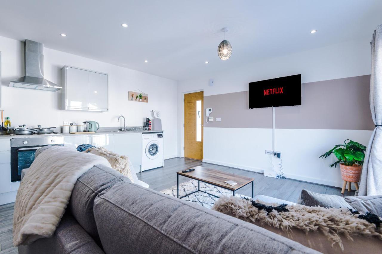 Greenstay Serviced Apartments: Versatile 2-Bed for Short & Long Stays Formby Exterior photo